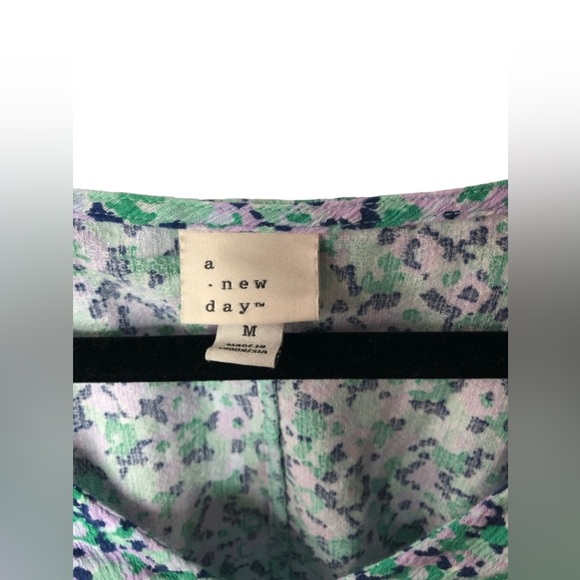 A New Day Floral Puff Sleeve V-Neck Top Size Medium - Picture 5 of 9